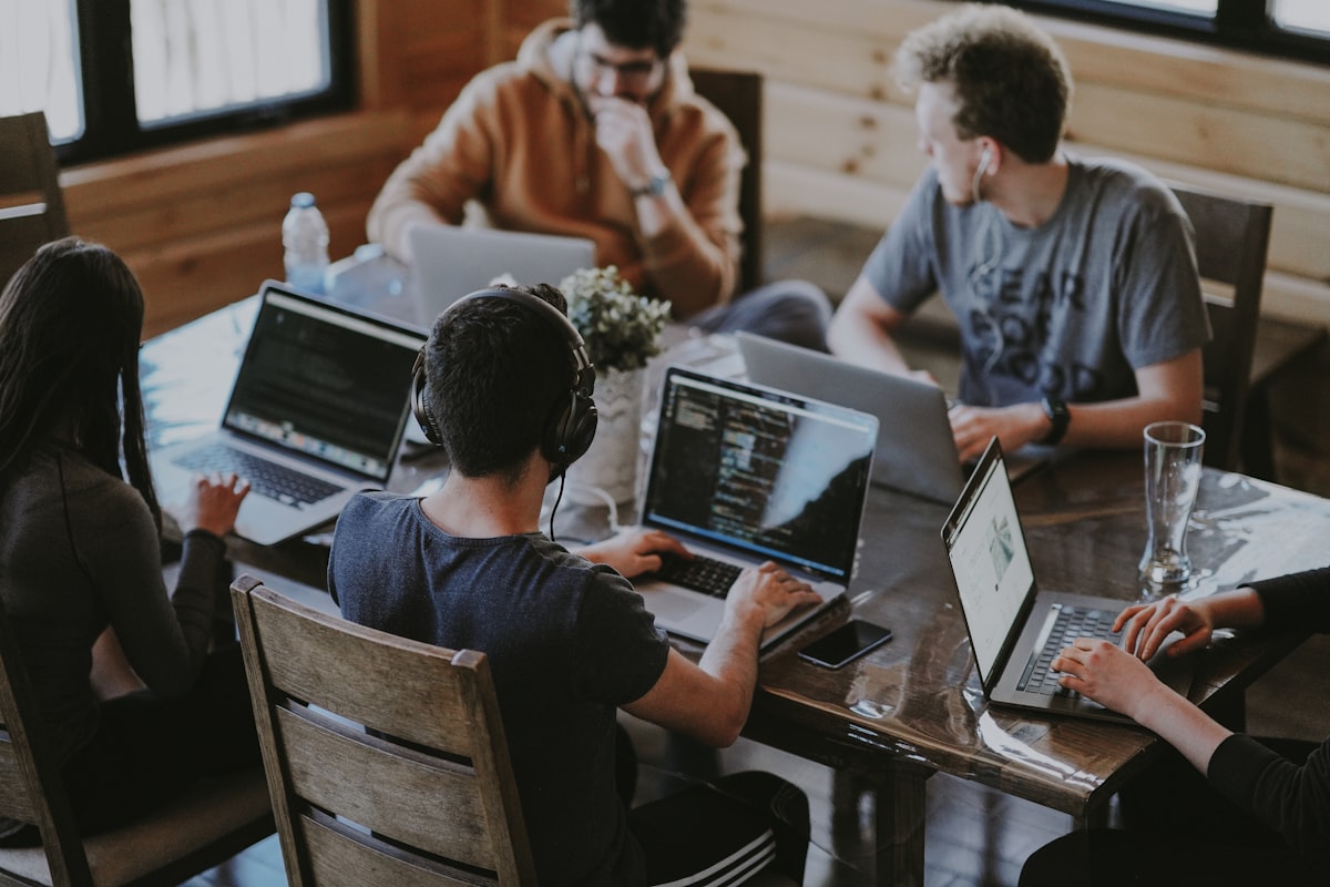 Equipo colaborando en una sesión de trabajo