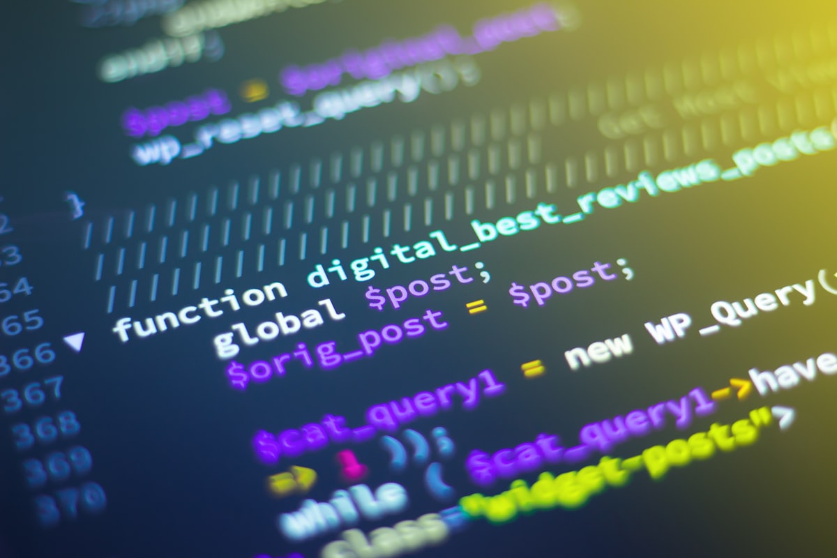 Pantalla con código y herramientas digitales